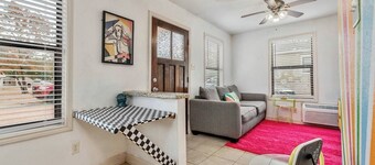 Groovy Getaway ~Less than a mile from campus!