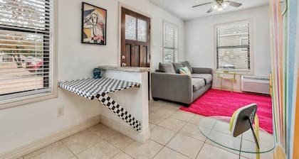 Groovy Getaway ~Less than a mile from campus!