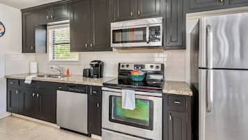 Refrigerador, microondas, horno y parrilla de estufa