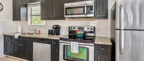 Refrigerador, microondas, horno y parrilla de estufa