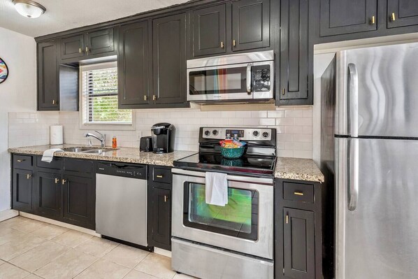 ثلاجة، ميكروويف، فرن، موقد طهي مسطح