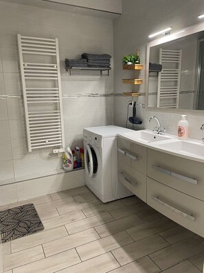 Dusche, Haartrockner, Handtücher, Toilettenpapier