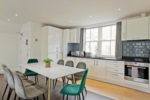 Appartement, 3 slaapkamers, uitzicht op de stad | Dineerruimte