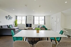 Appartement, 3 chambres, vue ville | Salle à manger