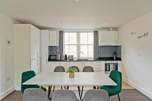 Appartement, 3 chambres, vue ville | Salle à manger