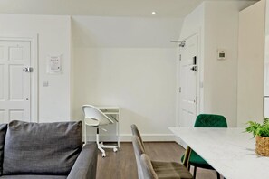 Appartement, 3 slaapkamers, uitzicht op de stad | Woonkamer