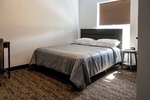 2 habitaciones, tabla de planchar con plancha, wifi y ropa de cama
