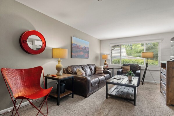 Apartment | Wohnbereich | 42-Zoll-Smart-TV mit Digitalempfang, Netflix, Hulu