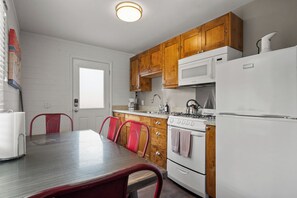 Bloc d'apartaments | Cuina privada | Frigorífic gran, microones, forn i placa de cuina