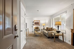 Appart'hôtel | Coin séjour | TV connectée de 42 pouces avec chaînes numériques, Netflix, Hulu