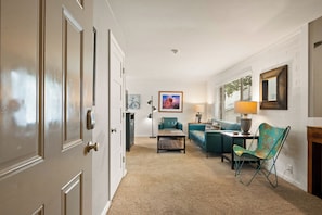 LĂ€genhet | Vardagsrum | 42-tums smart-tv med digitalkanaler, Netflix och Hulu