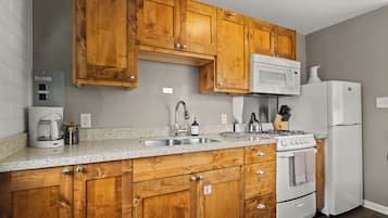 Full-size fridge, microwave, oven, stovetop