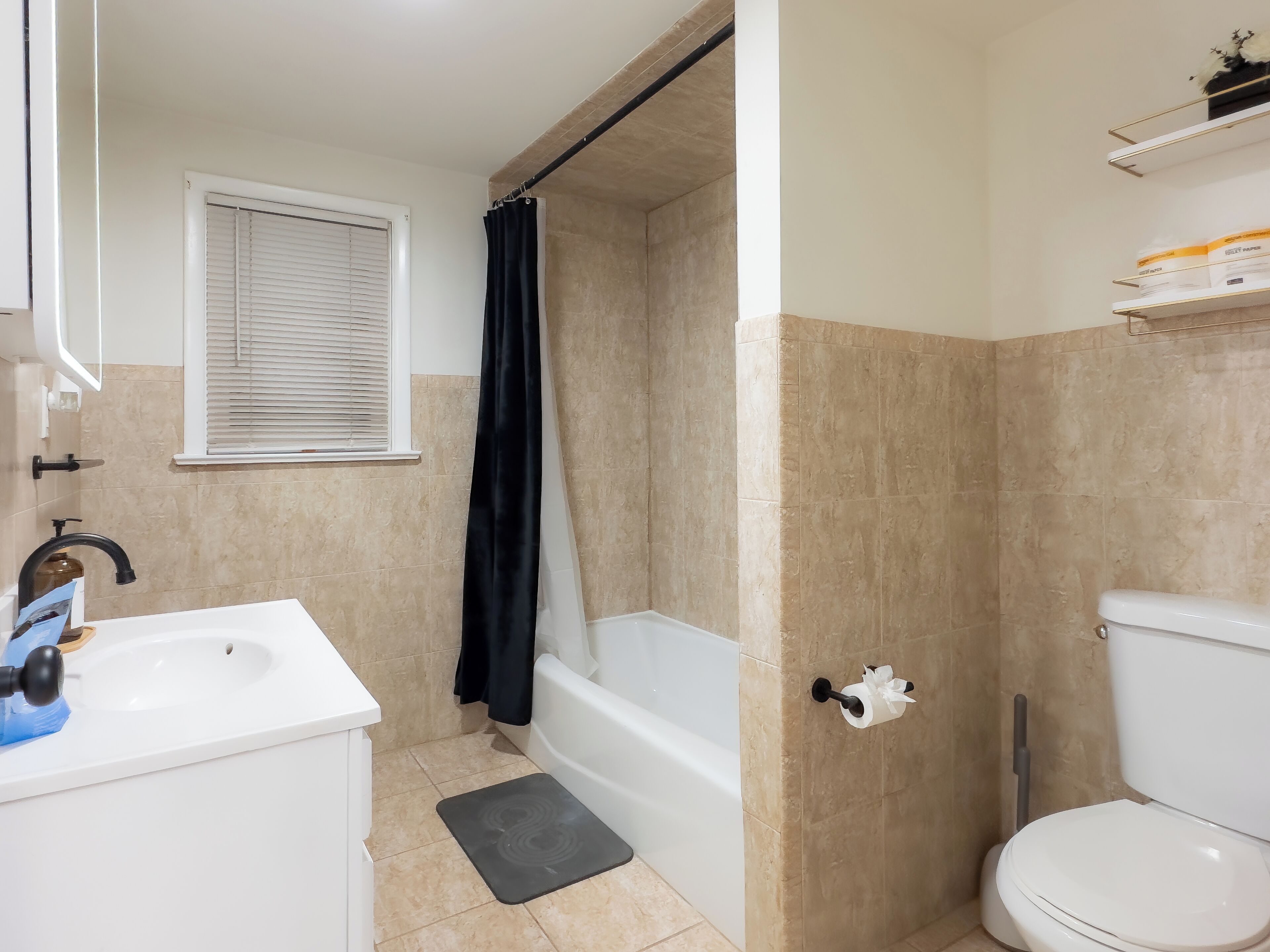 Secador de cabelo, toalhas de banho, sabonete, shampoo