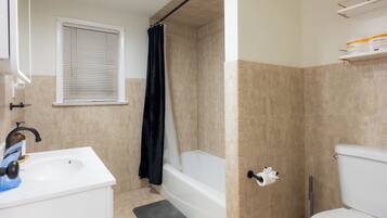 Secador de cabelo, toalhas de banho, sabonete, shampoo