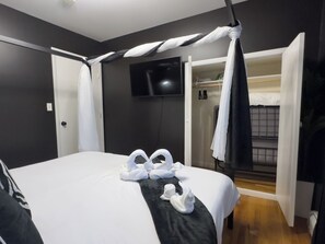 2 bedrooms, desk, iron/ironing board, free WiFi