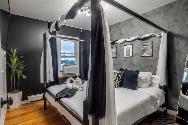 2 makuuhuonetta, työpöytä, silitysrauta/-lauta, ilmainen Wi-Fi