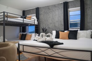 2 bedrooms, desk, iron/ironing board, free WiFi