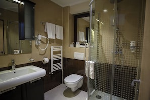 Chambre Double Confort, vue cour intérieure | Salle de bain