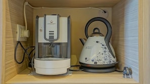 Chambre Double Confort, vue cour intérieure | Cuisine privée