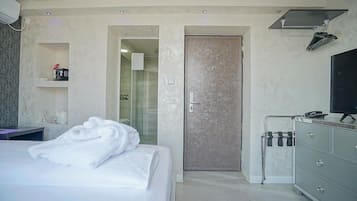 Quarto casal conforto, vista para o pátio | Escrivaninha, Wi-Fi de cortesia