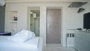 Comfort Double Room, Courtyard View | Desk, free WiFi - Z Boutique Hotel (Bucharest)