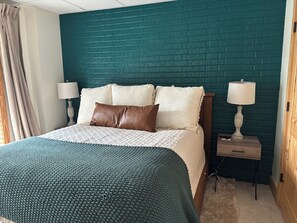 3 bedrooms, iron/ironing board, free WiFi, bed sheets - Lakefront, Stone Fireplace, Game Room & Fire Pit Overlooking Lake. Sleeps 10. (Woodland)