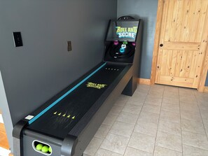 Games room - Lakefront, Stone Fireplace, Game Room & Fire Pit Overlooking Lake. Sleeps 10. (Woodland)