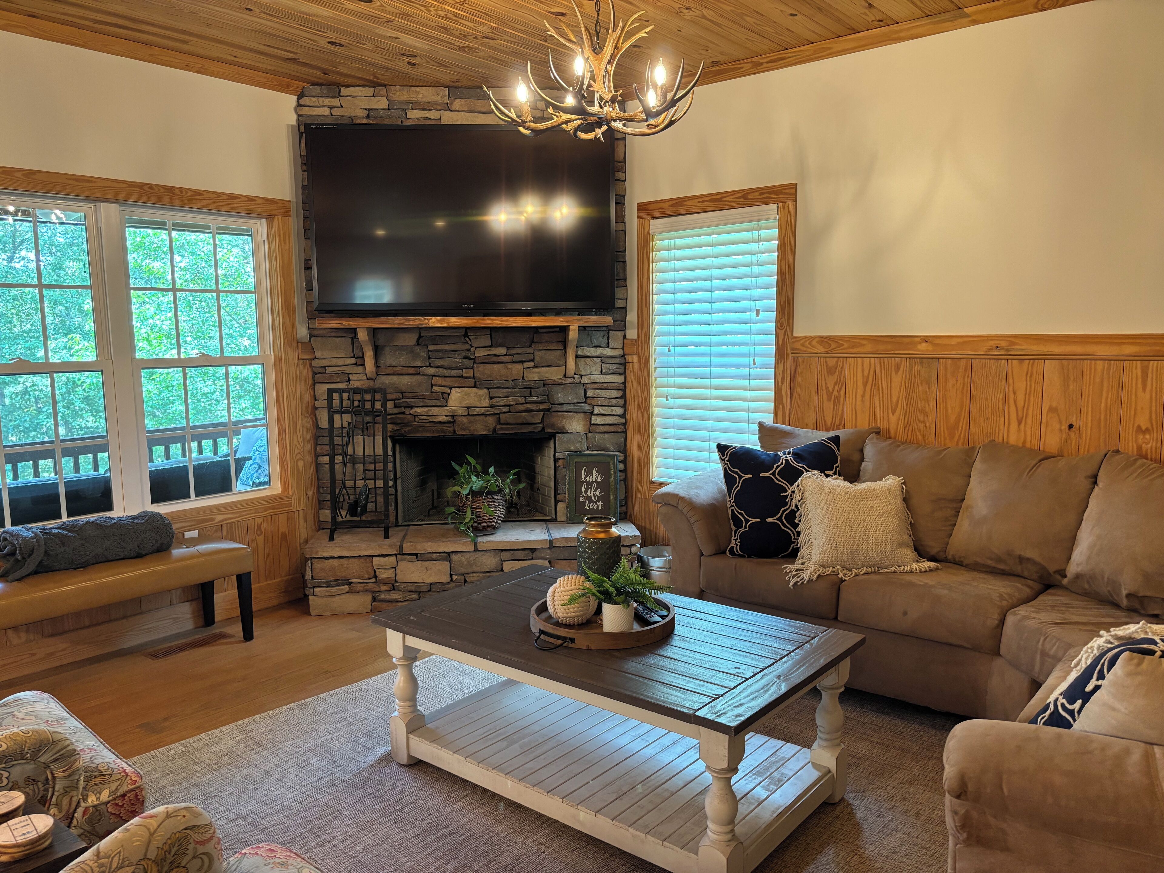 TV connectée, cheminée, jeux vidéo