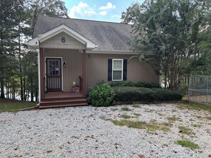 Exterior - Lakefront, Stone Fireplace, Game Room & Fire Pit Overlooking Lake. Sleeps 10. (Woodland)