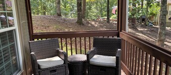 "Hook, Line and Leisure" Spacious lakefront home with 3 beds / 2 bath, Sleeps 8.