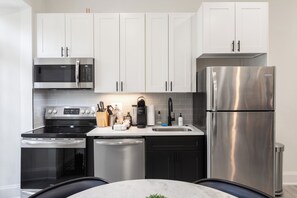Fridge, oven, stovetop, dishwasher
