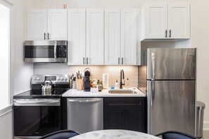 Fridge, oven, stovetop, dishwasher