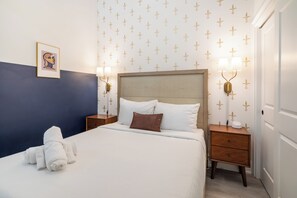 1 slaapkamer, een bureau, een strijkplank/strijkijzer, beddengoed