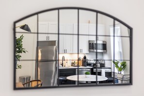 Een koelkast, een oven, een kookplaat, een vaatwasser