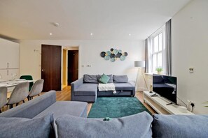 Apartamento, 3 habitaciones, vistas a la ciudad | Sala de estar