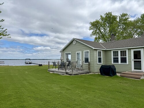 Charming 2-bedroom cabin on Shawano Lake, 30 minutes from Lambeau Field