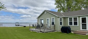 Charming 2-bedroom cabin on Shawano Lake, 30 minutes from Lambeau Field