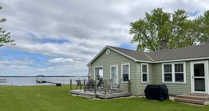 Charming 2-bedroom cabin on Shawano Lake, 30 minutes from Lambeau Field