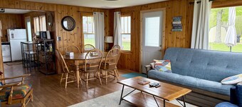 Charming 2-bedroom cabin on Shawano Lake, 30 minutes from Lambeau Field