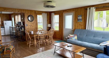 Charming 2-bedroom cabin on Shawano Lake, 30 minutes from Lambeau Field