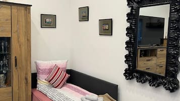 Silitysrauta/-lauta, vauvan matkasänky, Wi-Fi, vuodevaatteet