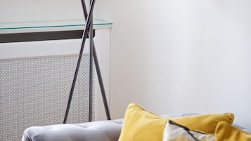 Departamento, 2 habitaciones, vista a la ciudad | Área de sala de estar