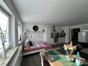 1 habitación, tabla de planchar con plancha, cuna de viaje y wifi