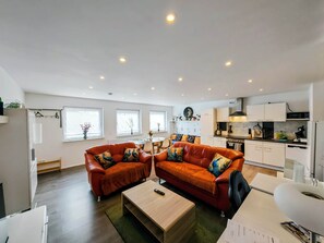 TV - ❤ VipStay ❤ Stylish 65m² Suite with kitchen, terrace, parking, Wi-Fi, SmartTV ❤ (Wiesloch)