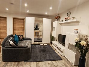 Een televisie en een open haard