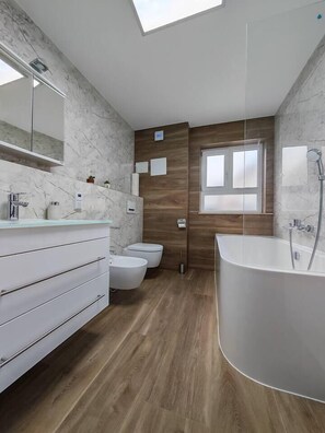 Hair dryer, towels - ❤ VipStay Your stylish 66m2 suite with terrace, free parking, Wi-Fi, near Sap ❤ (Wiesloch)