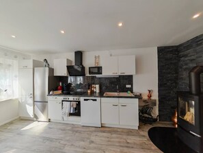 Een koelkast, een magnetron, een oven, een kookplaat