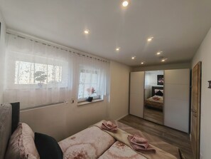 1 habitación, tabla de planchar con plancha, cuna de viaje y wifi