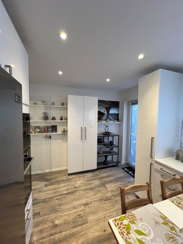 Jääkaappi, mikroaaltouuni, uuni, liesi