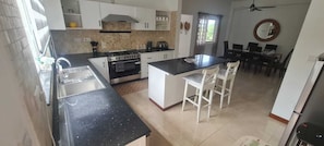 Micro-ondes, four, plaque de cuisson, lave-vaisselle